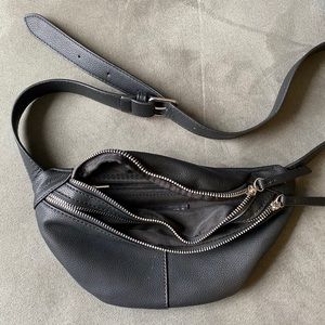 DESIGN LEATHER Black cross body funny pack